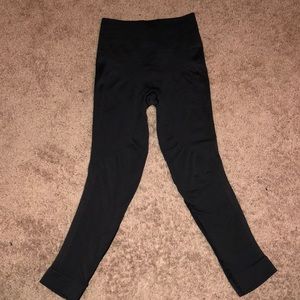 LULULEMON black crop leggings!